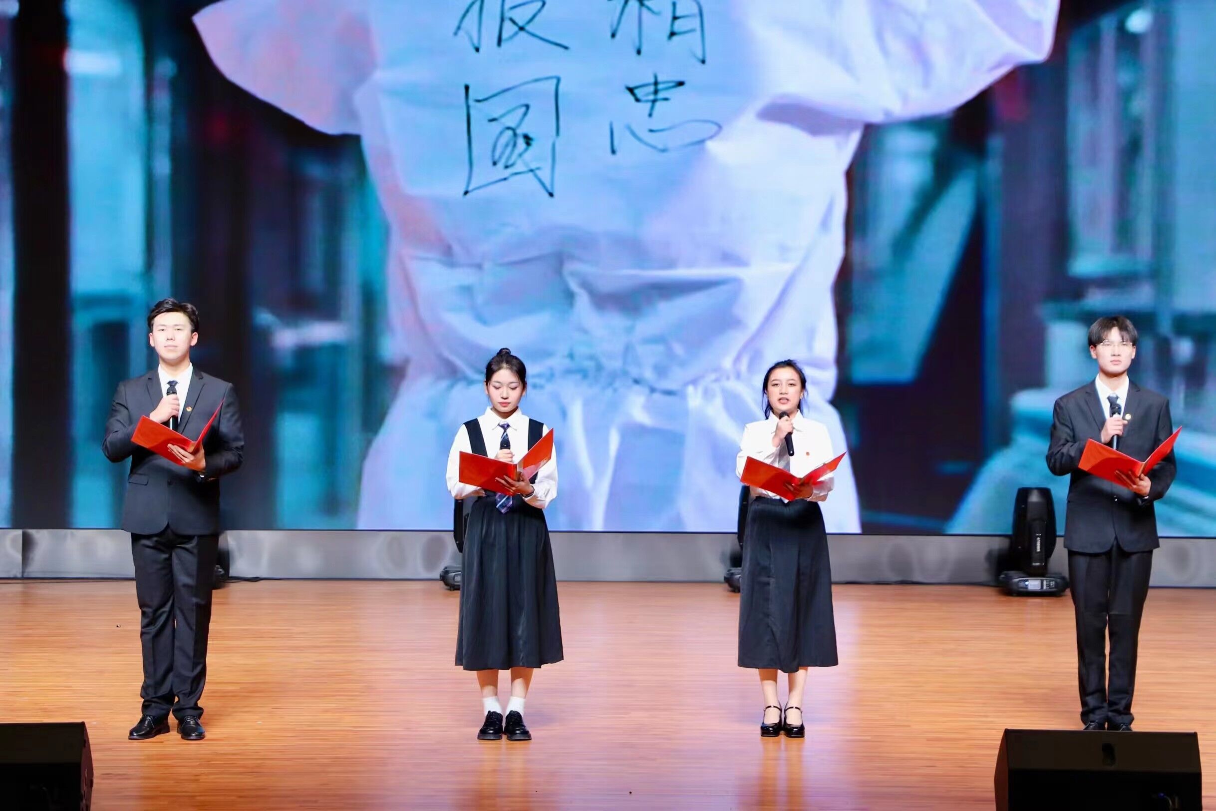 踔厉启新程 奋进续华章——学校2021-2022学年学生表彰大会顺利举行